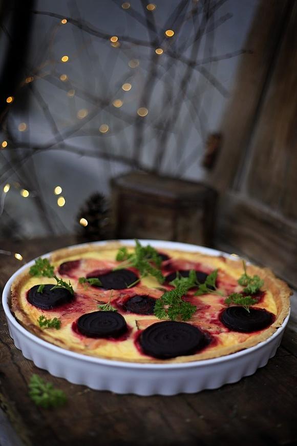 Świąteczna tarta z wędzonym łososiem, burakami i parmezanem
