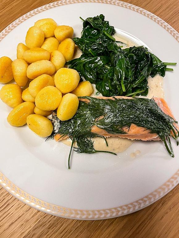 Łosoś ze szpinakiem i gnocchi z sosem chrzanowym