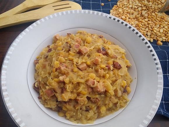 Kapusta z grochem i wędzonym boczkiem