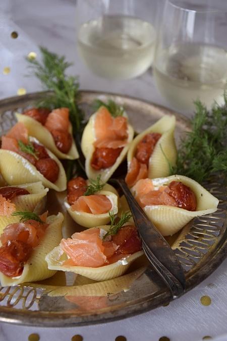 Muszle makaronowe z wędzonym łososiem i pieczonymi pomidorami