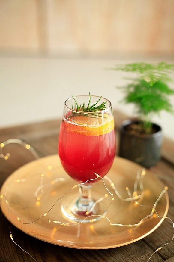 Bezalkoholowy drink z tonikiem, sokiem pigwowym, malinowym i rozmarynem