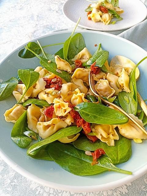 Sałatka z tortellini ze szpinakiem