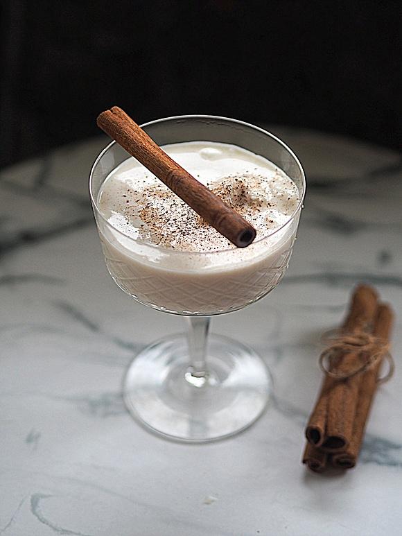 Coquito — portorykański świąteczny napój kokosowy z rumem