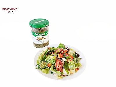 Sałatka z serem pleśniowym, pomidorkami, papryką, ogórkami kiszonymi i pistacjami