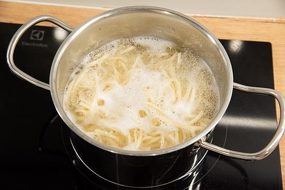 Makaron chow mein z kurczakiem