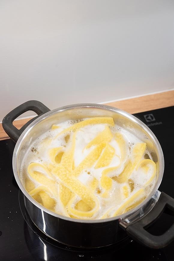 Makaron z pesto, szynką parmeńską i suszonymi pomidorami
