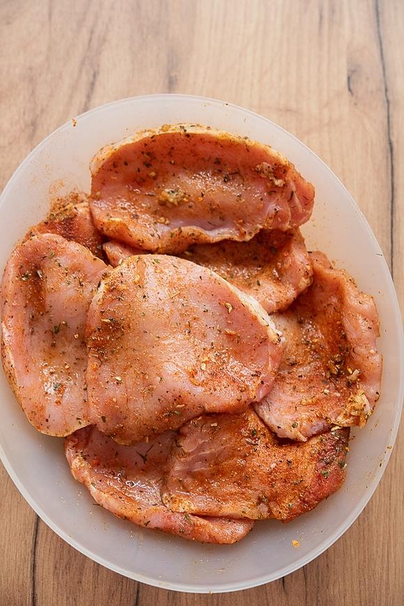 Schab duszony z pieczarkami i cebulą