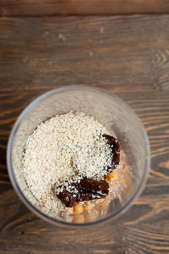 Hummus z suszonymi pomidorami
