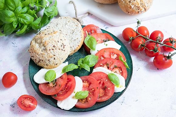 Sałatka caprese z pomidorami i mozzarellą