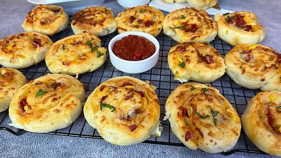 Zwijane bułeczki pizzowe – pizza rolls