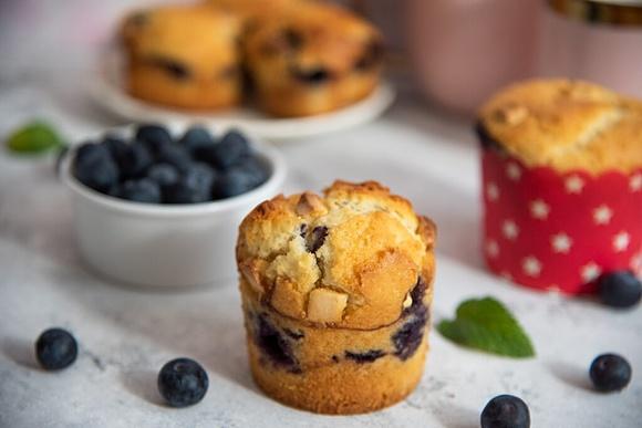 Proste muffinki z jagodami i białą czekoladą