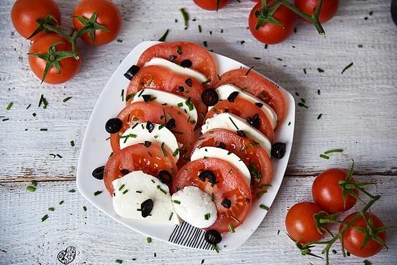 Pomidory z mozzarellą przekąska imprezowa
