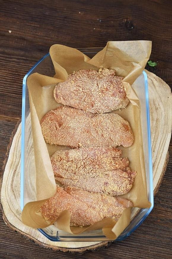 Zapiekany kurczak w panierce serowej z suszonymi pomidorami i pastą Ajvar