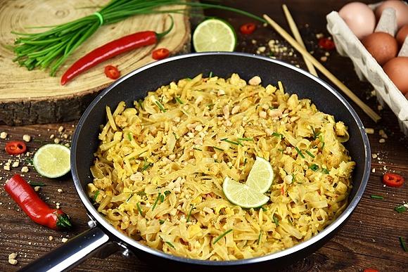 Domowy pad thai z kurczakiem i tofu