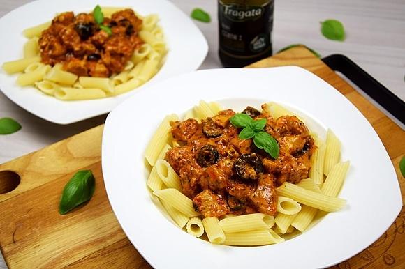 Penne z kurczakiem i czerwonym pesto
