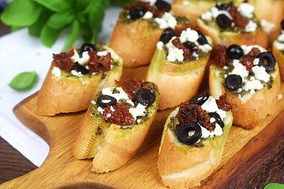Zapiekana bruschetta z pesto, oliwkami i fetą