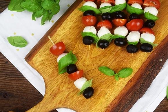 Koreczki z mozzarellą, oliwkami i pomidorkami