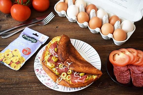 Serowy omlet z oliwkami