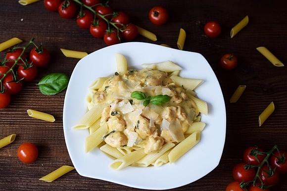 Penne z kurczakiem i szpinakiem w sosie serowym