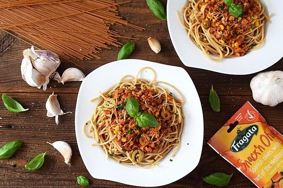 Spaghetti z mięsem wołowym, oliwkami, kukurydzą i sosem pomidorowo-czosnkowym