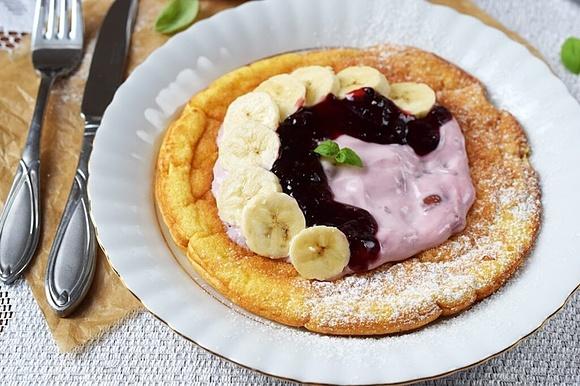 Omlet na słodko z owocami i dżemem