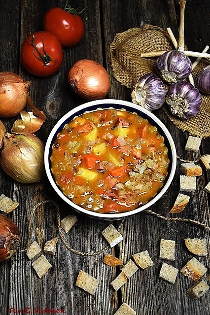 Chlebowa zupa pomidorowa