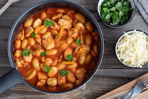 Gnocchi z kurczakiem w sosie pomidorowym