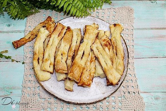 Faworki pieczone z ciasta francuskiego