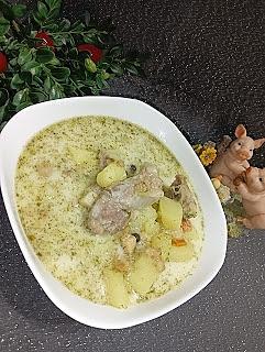 Zupa ogórkowa z podsmażanymi ogórkami na swojskim smalcu ze skwarkami