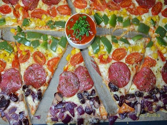 Kolorowa pizza na cienkim cieście