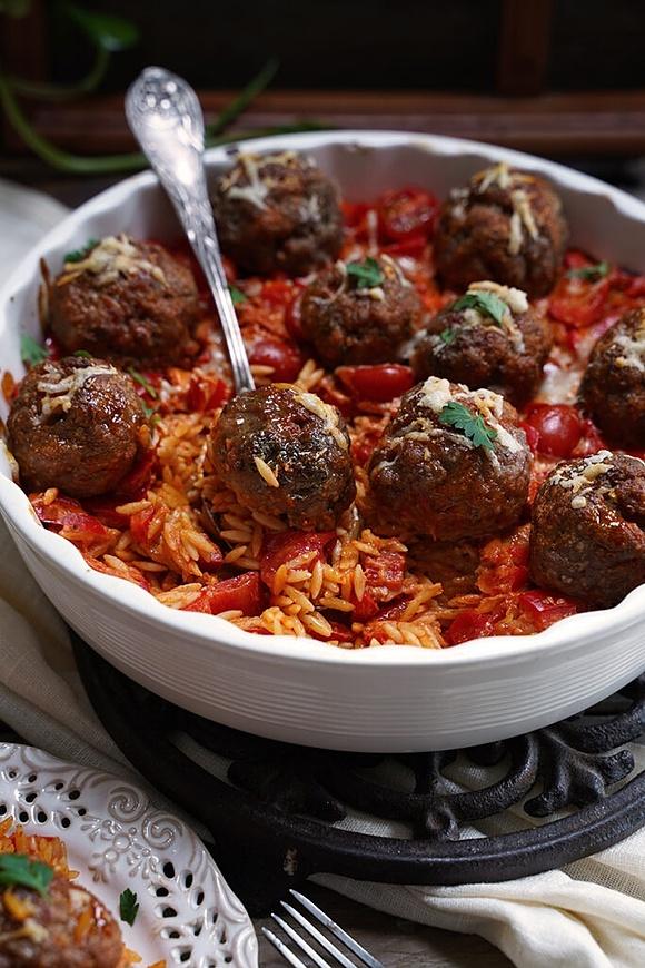 Zapiekanka z makaronu orzo z pulpecikami
