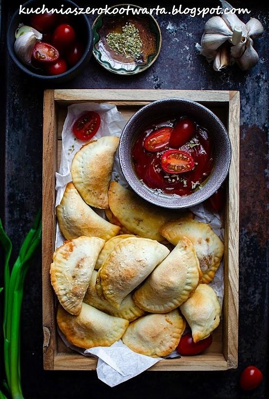 Mini calzone z szynką szwarcwaldzką, mozzarellą i suszonymi pomidorami