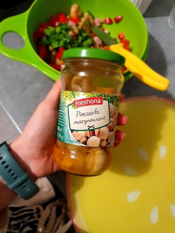 Sałatka z marynowanymi pieczarkami, łatwa i sycąca na zimowe dni