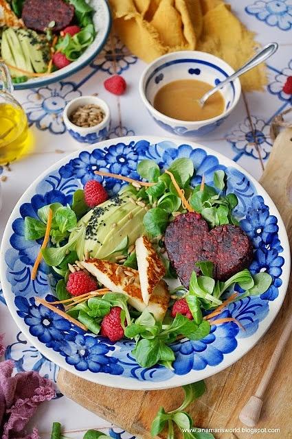 Sałatka z awokado, halloumi i buraczanym kotletem