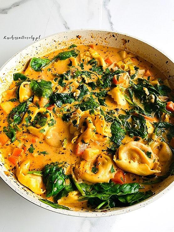 Zupa warzywna z tortellini i szpinakiem – szybki przepis na obiad