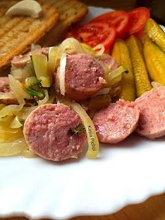 Biała kiełbasa z cebulą na winie