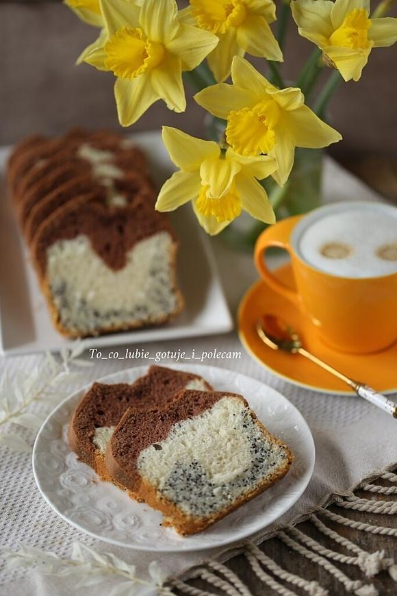 Trójkolorowa babka z białek, kakao, mak, kokos