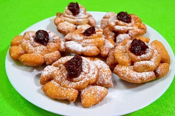 Róże karnawałowe z marmoladą i cukrem pudrem