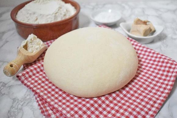 Ciasto na włoską pizzę z długim wyrastaniem