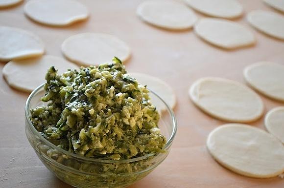 Farsz do pierogów naleśników krokietów z cukinią i serem feta