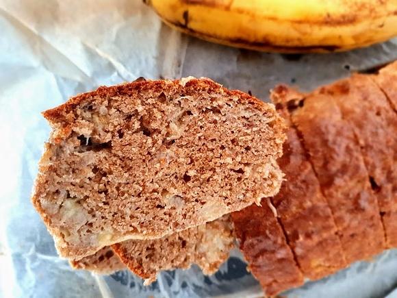 Pełnoziarnisty chlebek bananowy na mące orkiszowej bez cukru