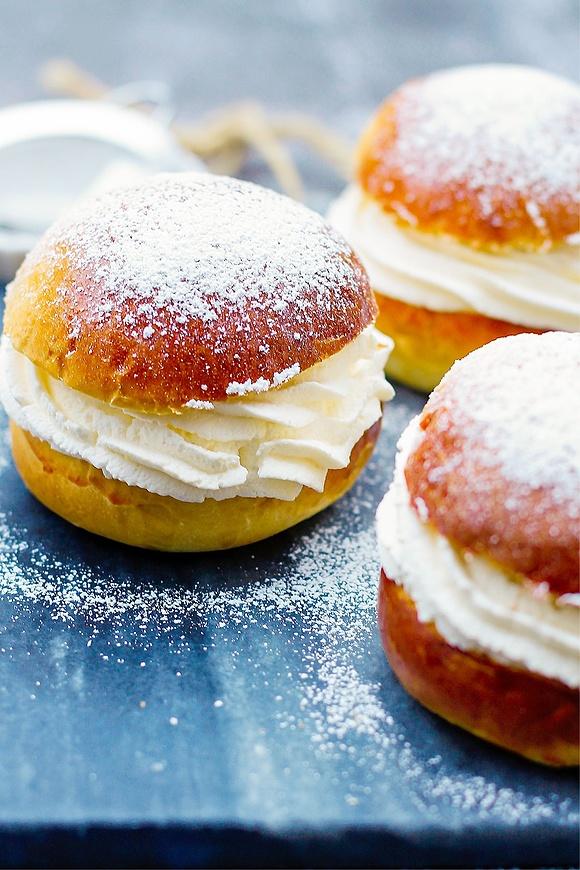 Szwedzka semla szafranowa