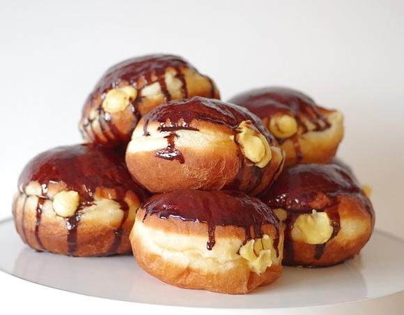 Pączki bostońskie z kremem budyniowym i lukrem kakaowym