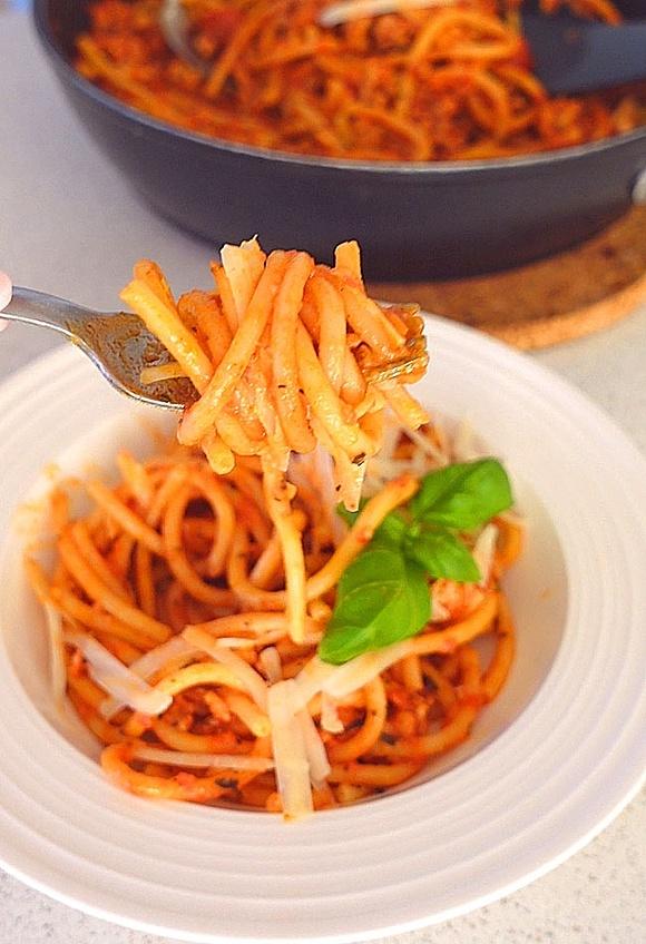 Makaron w sosie bolognese z jednego garnka