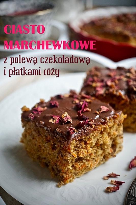 Ciasto marchewkowe z polewą czekoladową i płatkami róży