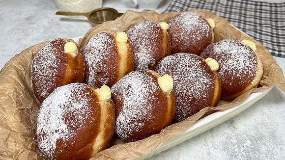 Domowe puszyste pączki z budyniem