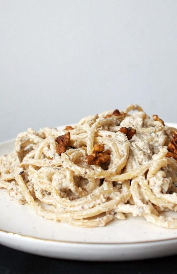 Makaron z kremowym pesto z orzechów włoskich