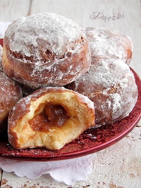 Pączki - tradycyjne polskie słodkie ciasto drożdżowe