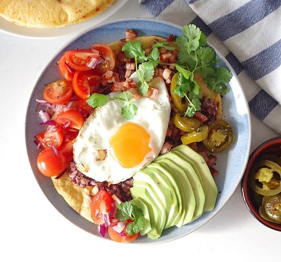 Jajka po ranczersku (huevos rancheros) – sycące meksykańskie śniadanie