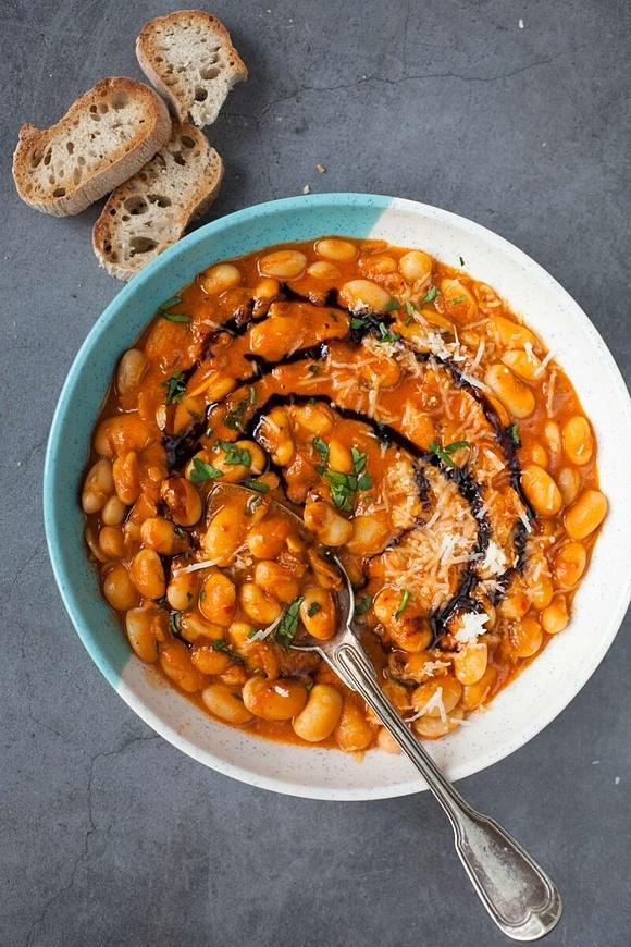 Fasola w kremowym sosie pomidorowym z parmezanem